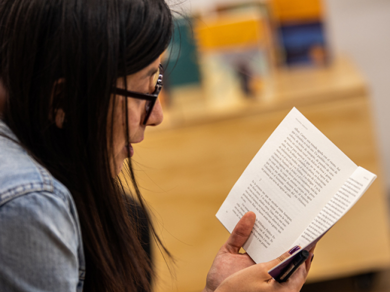 Mujer con libro