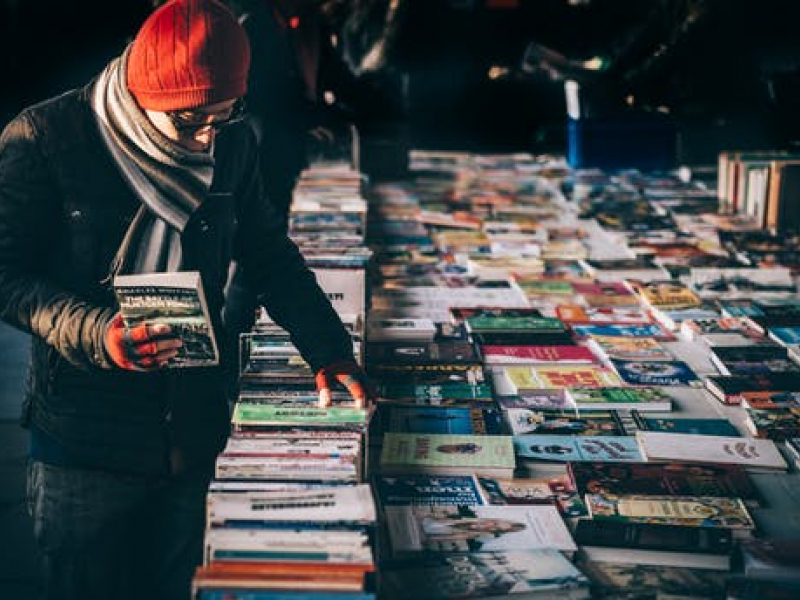 Libros expuestos y persona