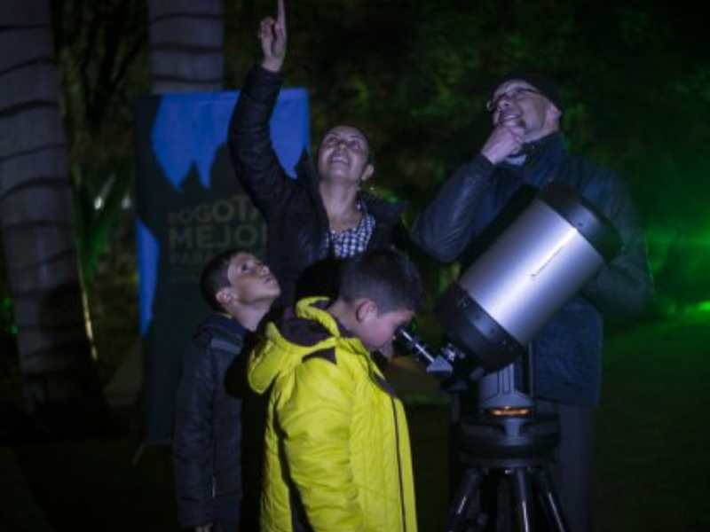 Personas en el Planetario Nocturno