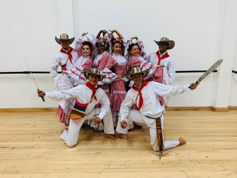 Ballet Nacional de Colombia - Grupo de Bailarines con trajes representativos colombianos