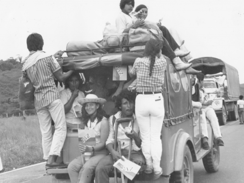 Fotografía para la producción de La ley del monte (Castaño y Trujillo, 1989). Marcha de colonos para reclamar tierras, ca. 1988.