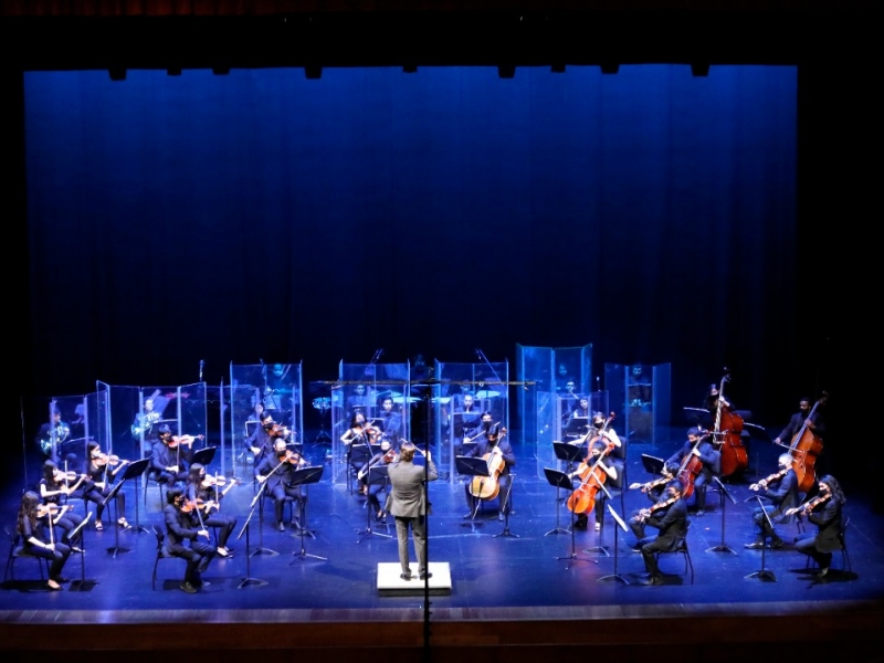 Imagen de Músicos de la orquesta juvenile de la OFB en el escenario