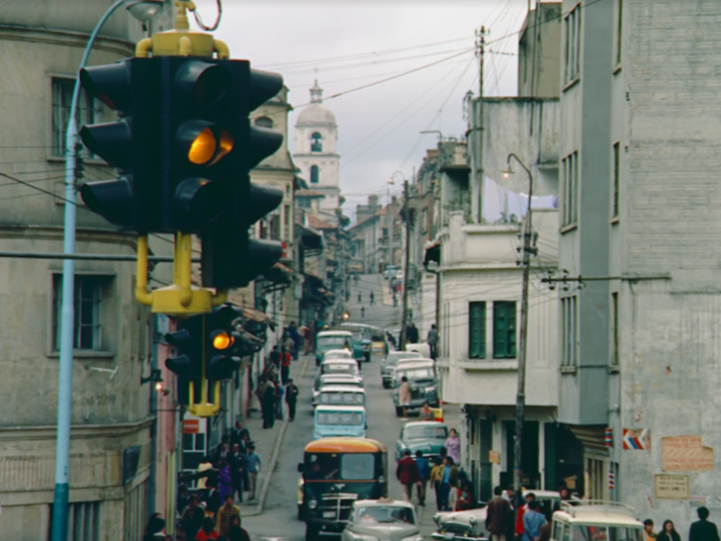 Calle de Bogotá con semáforo en amarillo Fotograma de la película  Favor correrse atrás