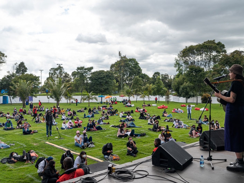 Personas en un espacio al aire libre en preparación para un concierto