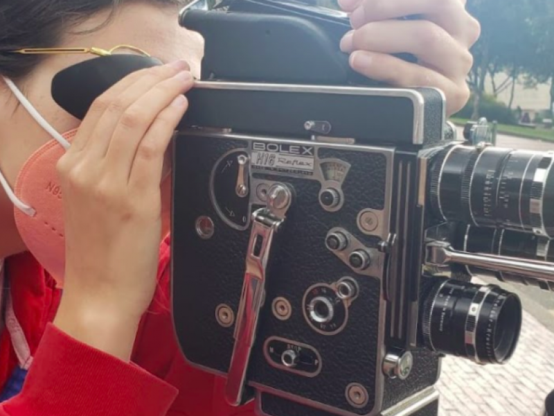 mujer grabando con cámara