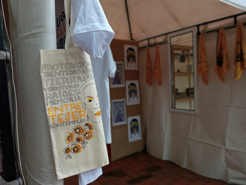 Carpa con productos artísticos como cuadros y estampados. 