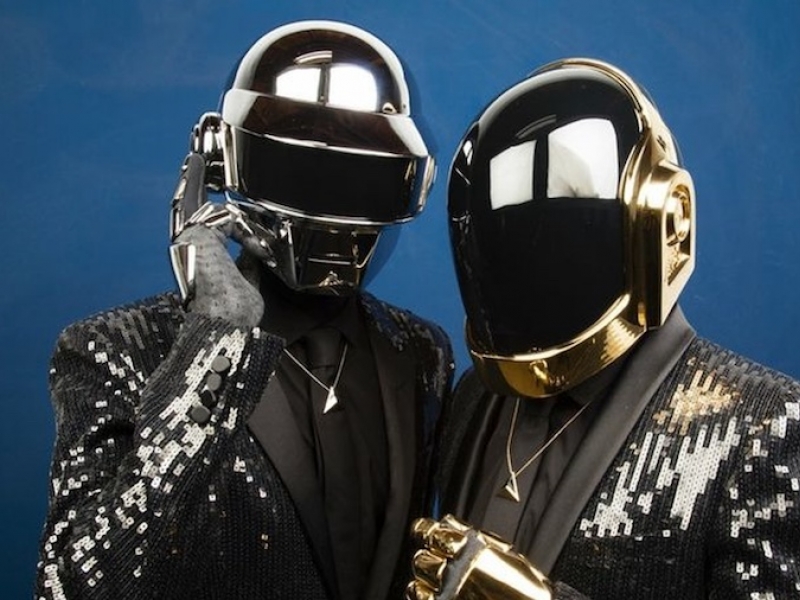 Integrantes de Daft Punk con cascos en fondo azul. 