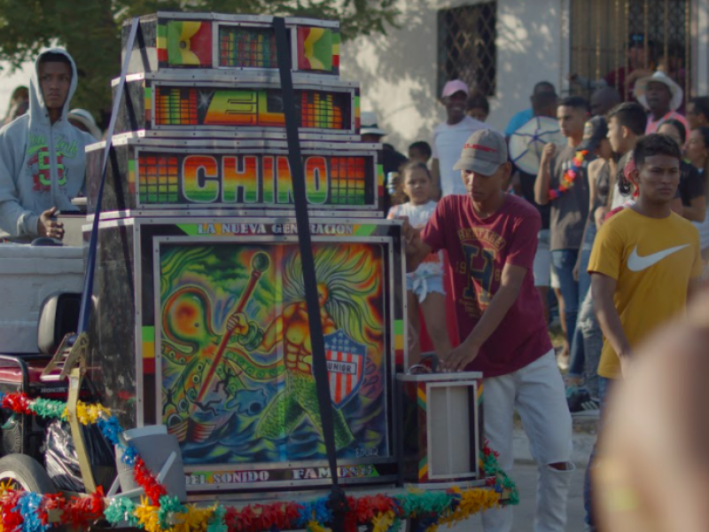 Hombres sobre un pico en el Carnaval de Barranquilla