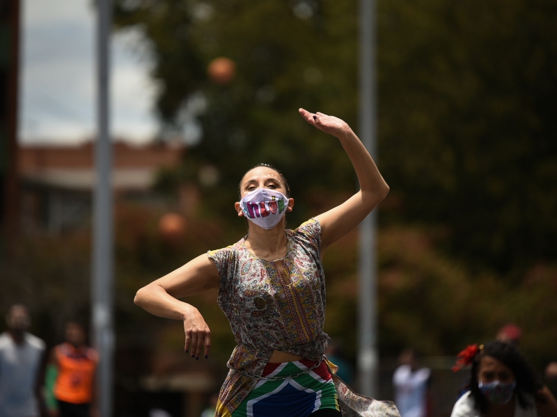 Mujer bailando en parque público