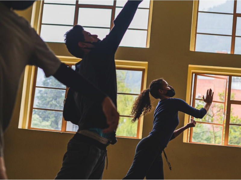 Personas bailando en la Casona de la Danza