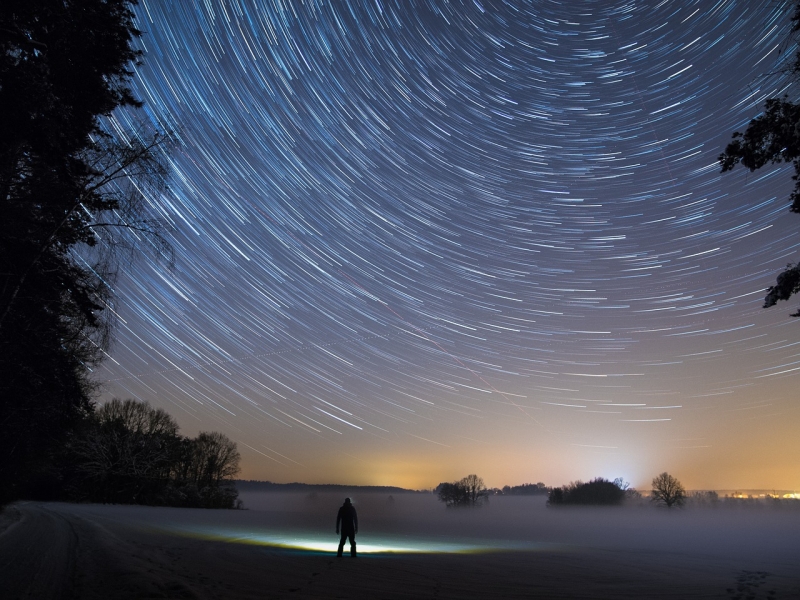 Cielo con estrellas en movimiento.