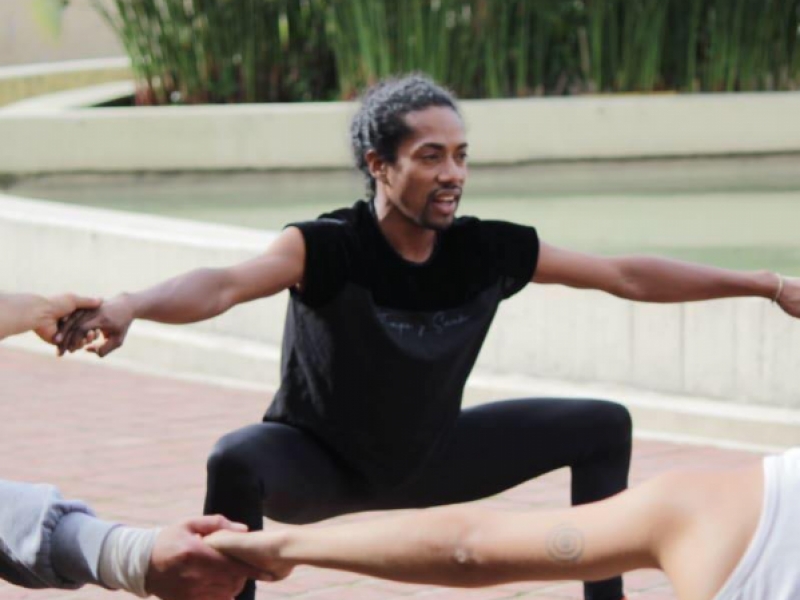 Hombre danzando al aire libre