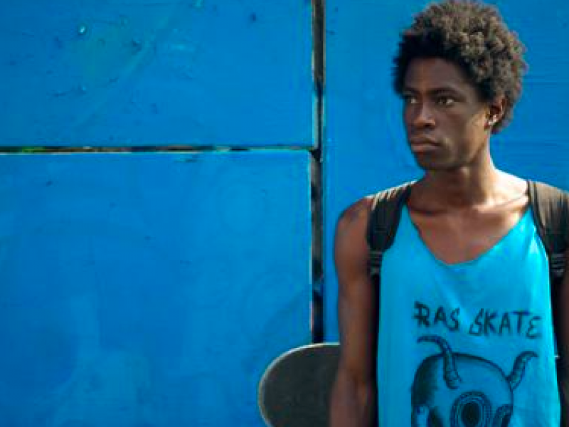 joven afro con patineta 