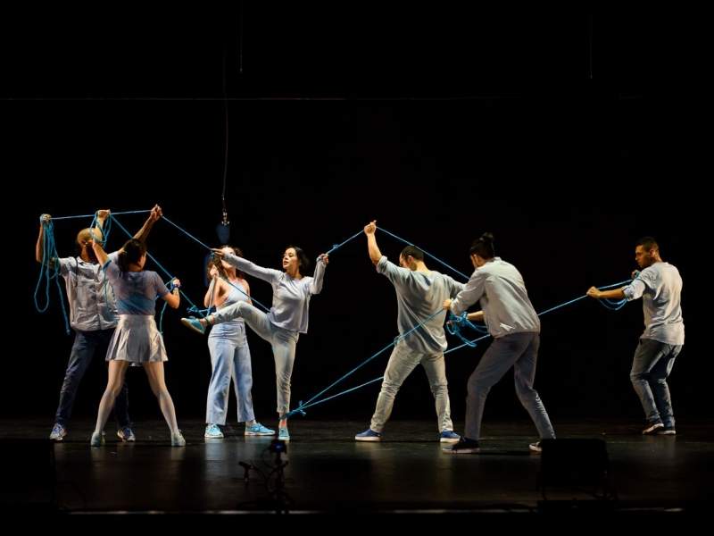 Bailarines en escena con la obra Dinamov