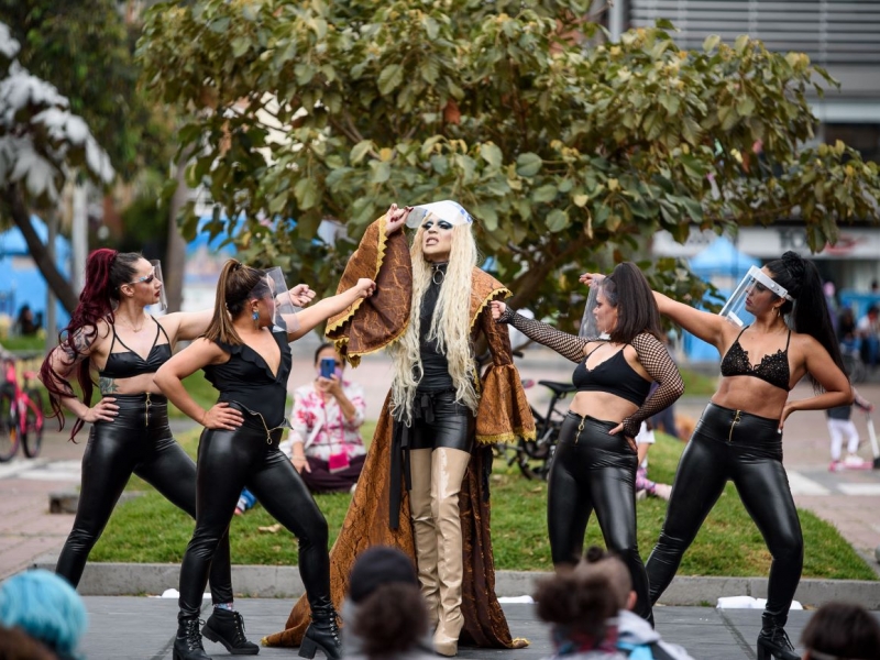 Presentación de Miss Lesley Wolf en el Parque de los Hippies