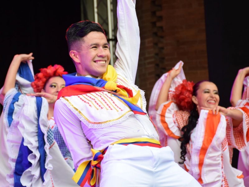 Bailarines de danza folclórica