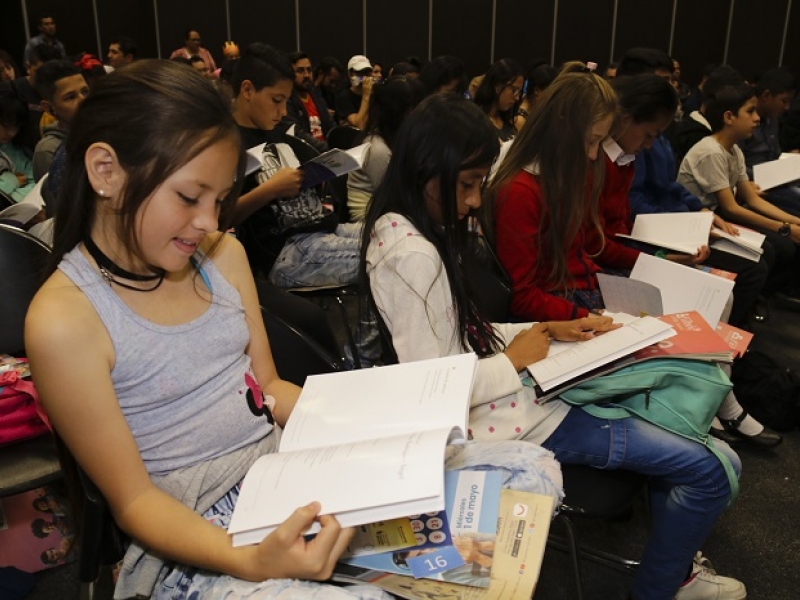 Niñas el Programa Crea leyendo en el marco de la FILBo