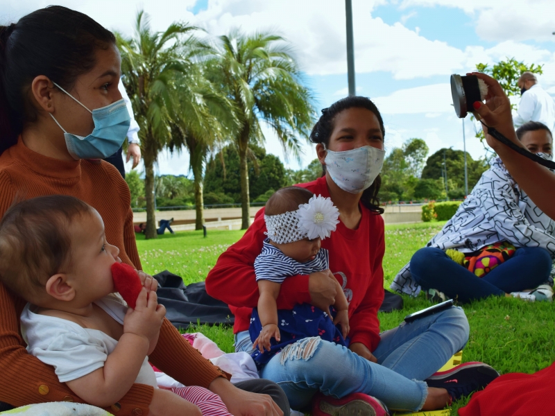 Mujeres y bebés viviendo experiencia artística de Nidos