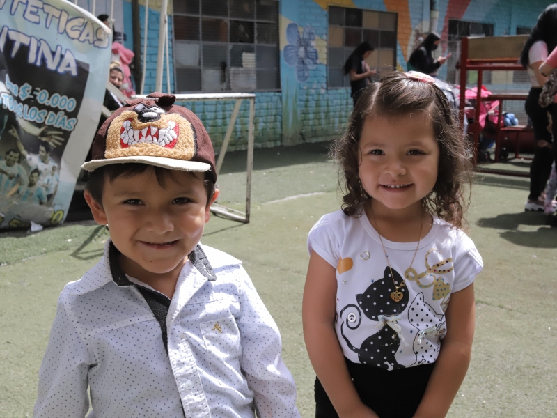 Niña y niño sonriendo