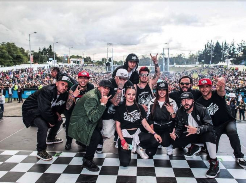 Supreme Records, grupo de miembros del sector hip hop en tarima con público al fondo