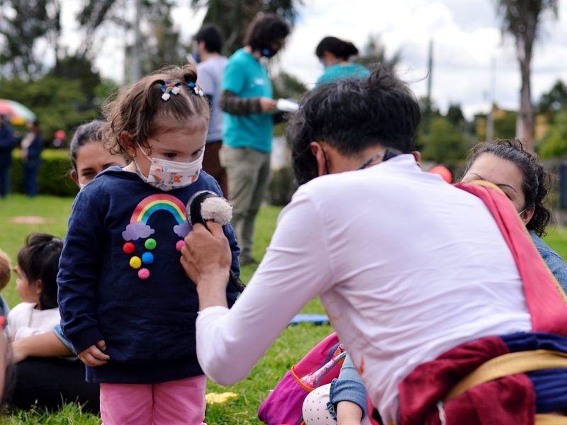 Artista del Programa Nidos jugando con una niña