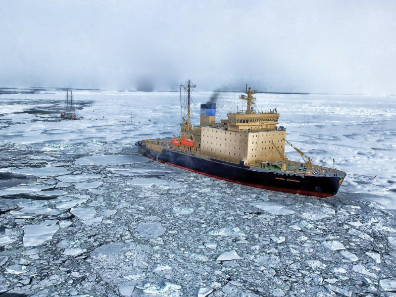 Un buque pasa entre una capa de hielo en el mar de la Antártida. 