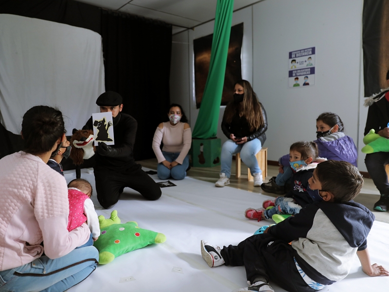 Familias disfrutando de experiencia artística