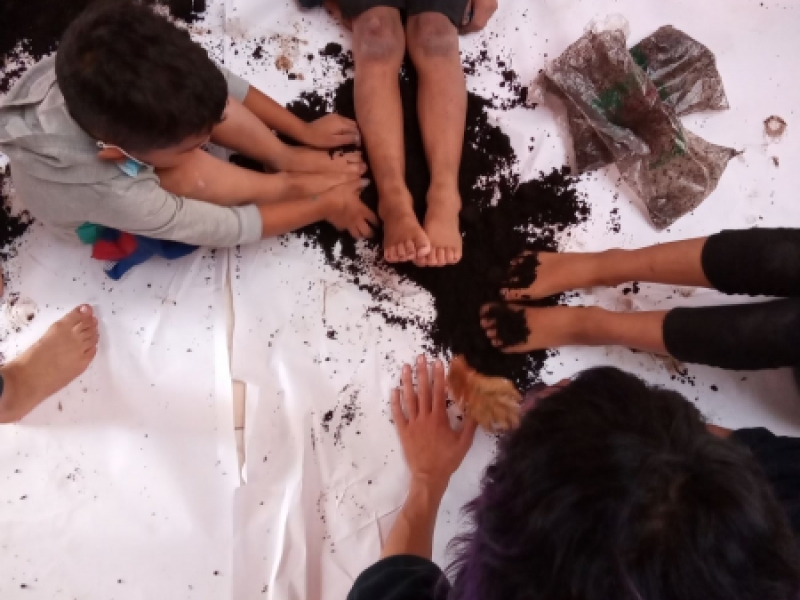 Niños y niñas explorando la creación artística