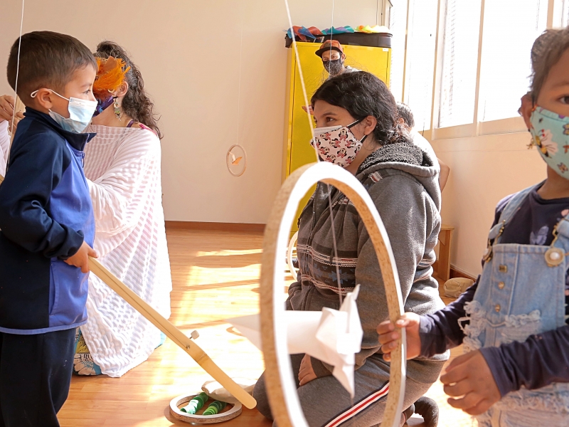 Niñas y niños en primera infancia jugando