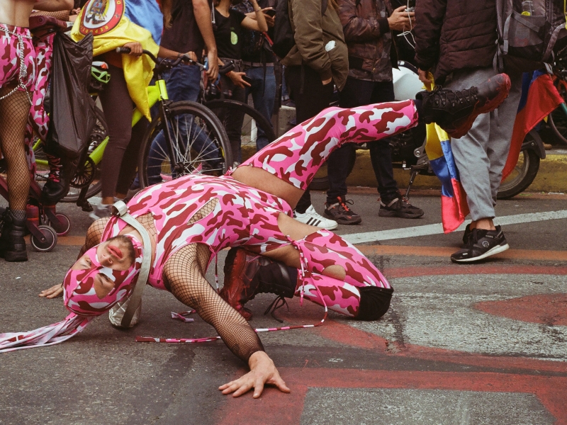 Fotografía de bailarín presentándose en la  calle