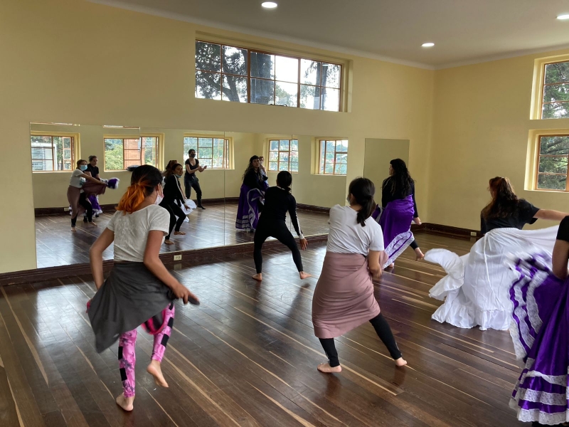 Mujeres bailando en la Casona de la Danza