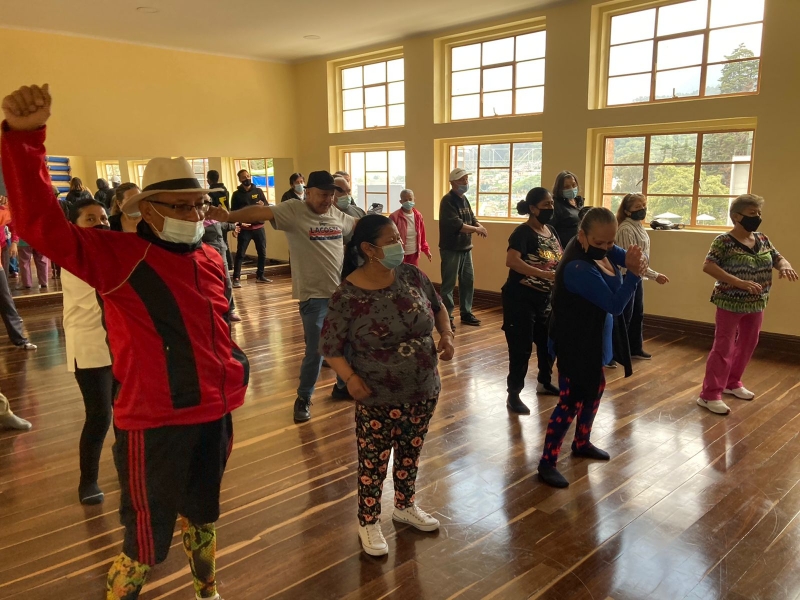 Adultos mayores en taller de la Casona de la Danza