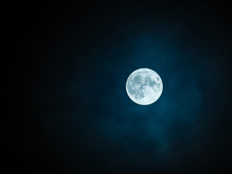 La luna con neblina enfrente en el cielo oscuro 