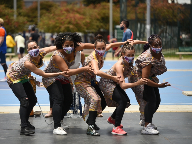 Cinco artistas de la comunidad afrocolombiana en una presentación