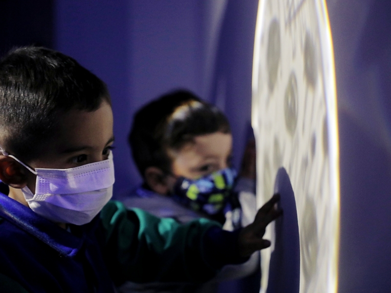 Dos niños en primera infancia jugando en experiencia artística