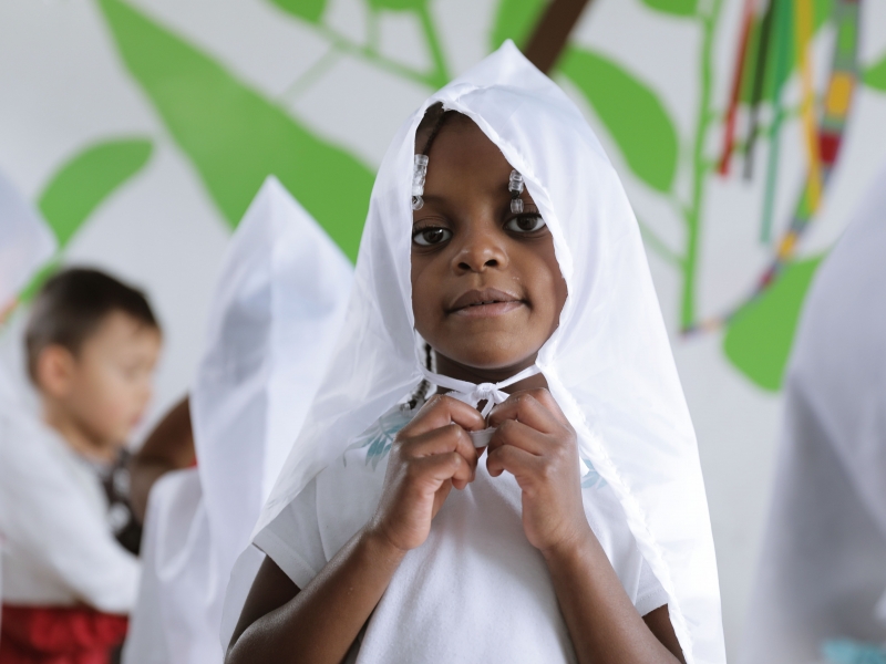 Niña vestida con juego de experiencia artística del Programa Nidos