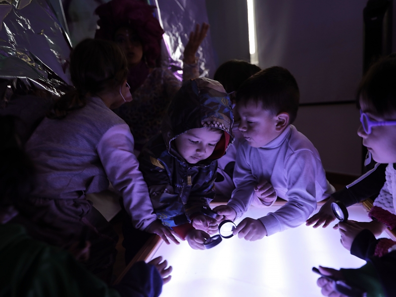 Grupo de niños jugando durante experiencia artística