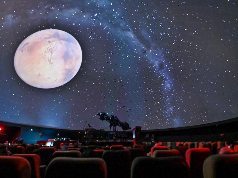 Proyección de Luna y estrellas en el domo del Planetario de Bogotá. 