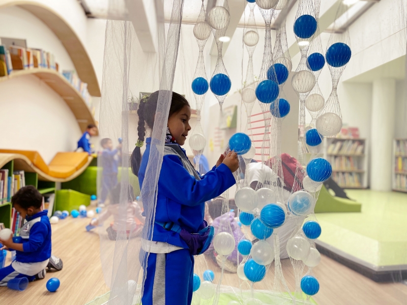 Niña jugando en el Laboratorio Artístico El Parque