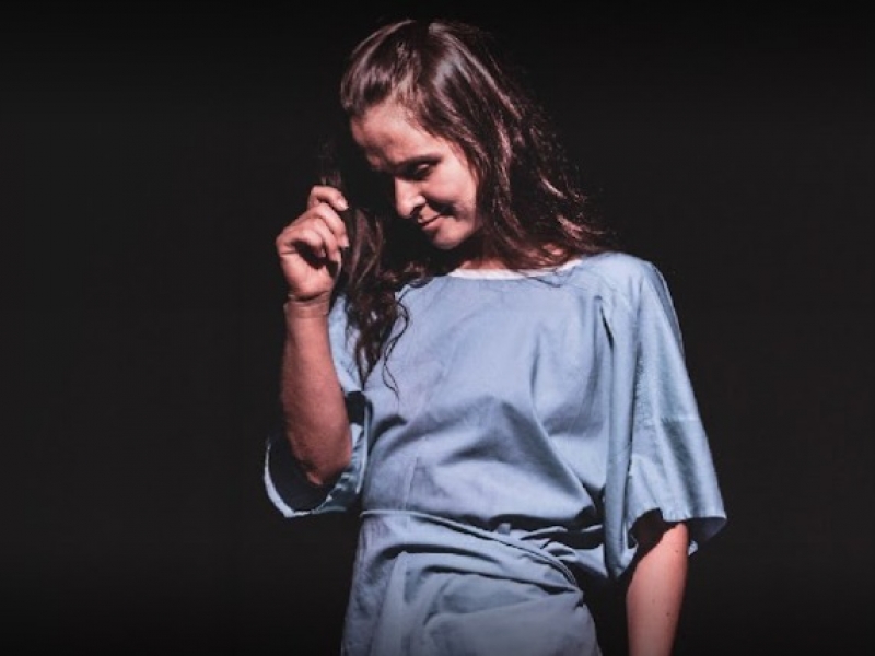 Mujer con vestido azul en el escenario