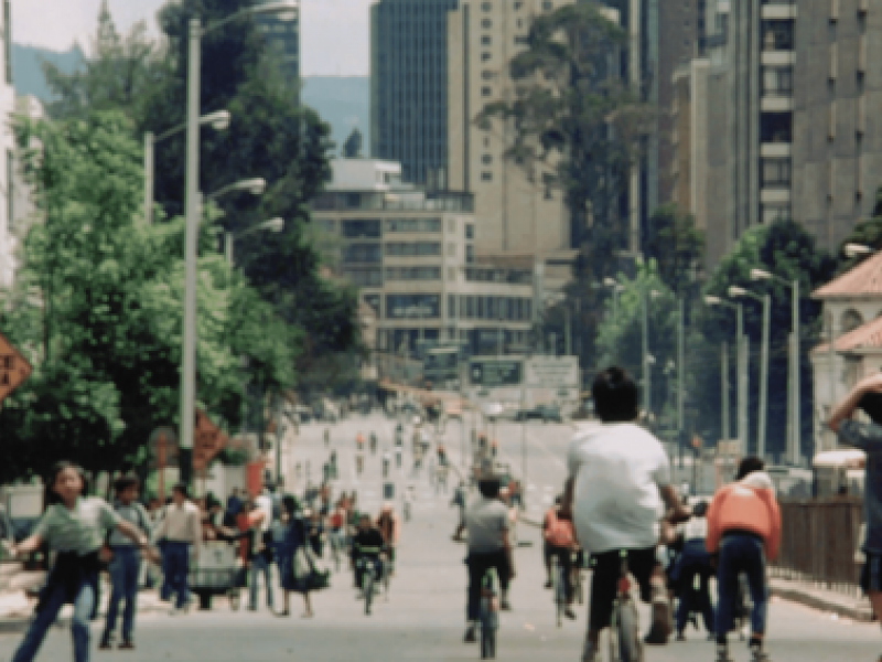 Niños montando bicicleta en la calle 