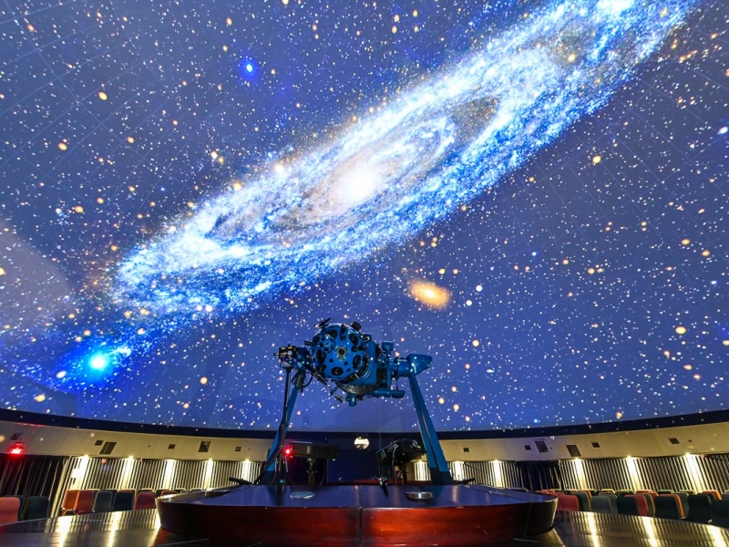 Proyección de una galaxia en el domo del Planetario de Bogotá