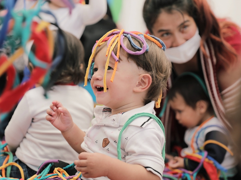 Niño jugando con material de colores