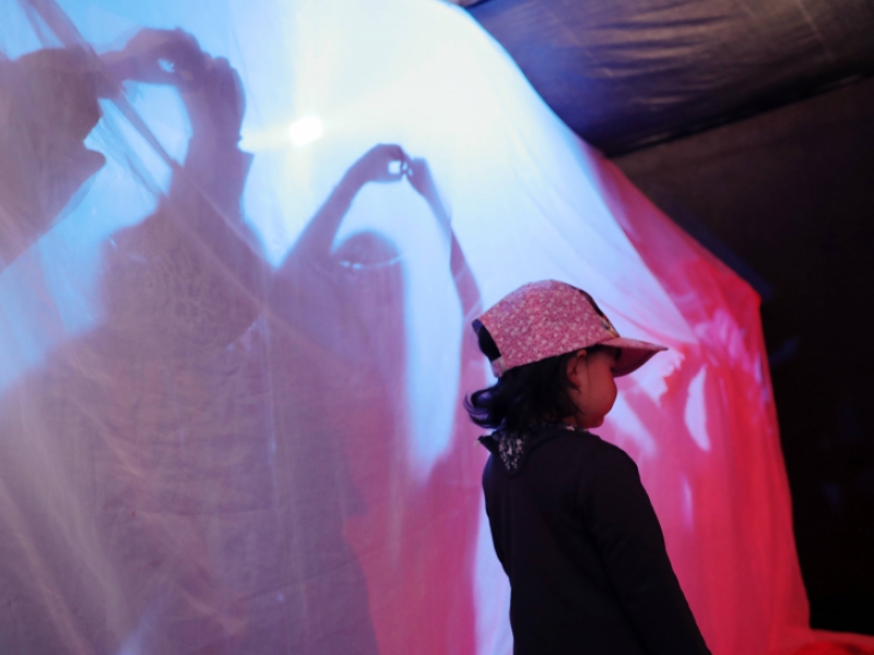 Niña jugando con sombras