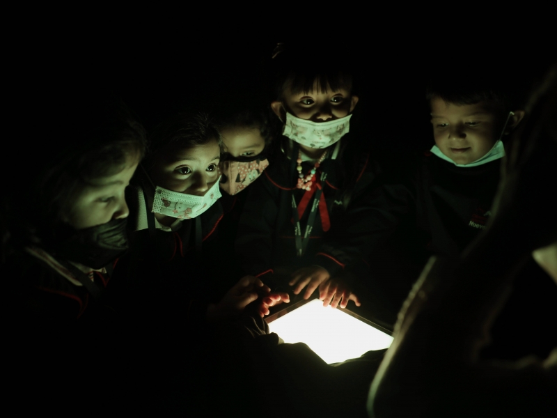 Niños en primera infancia jugando con la luz