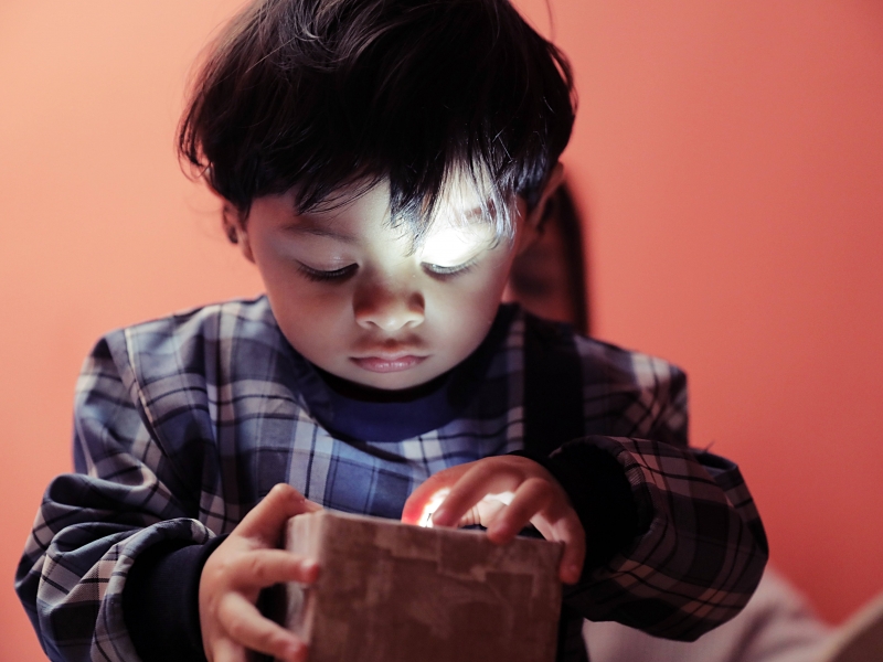 Bebé jugando con caja de luz