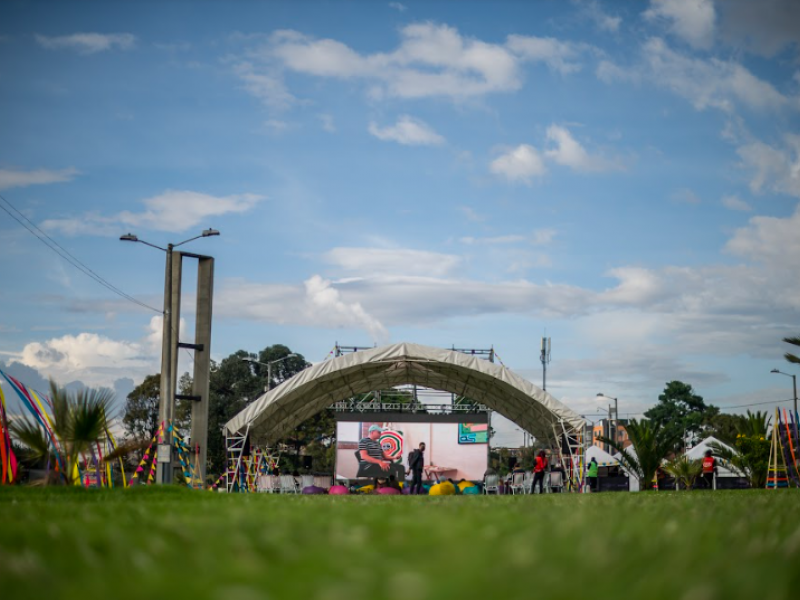 Parque con pantalla grande de cine 