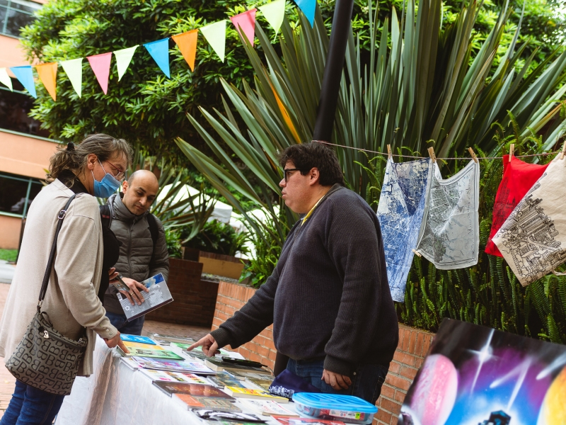 Personas comprando libros