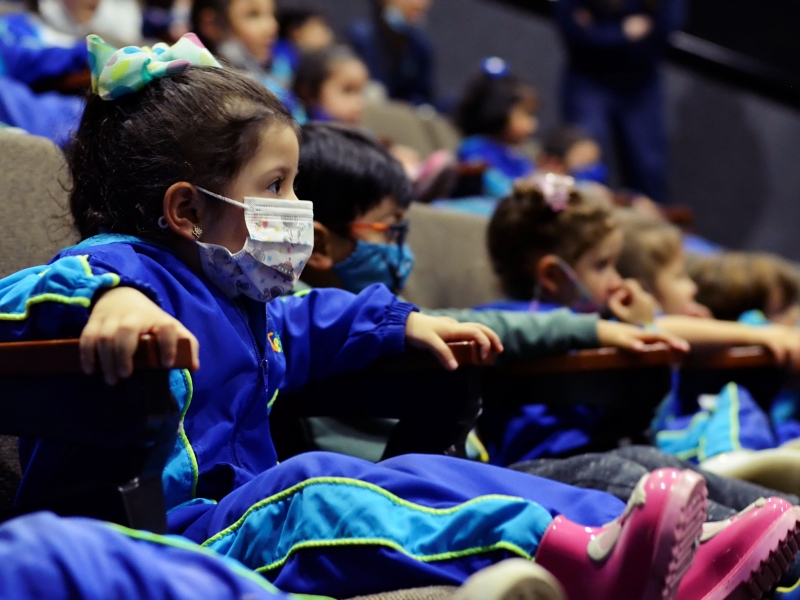 Niños en primera infancia viendo películas