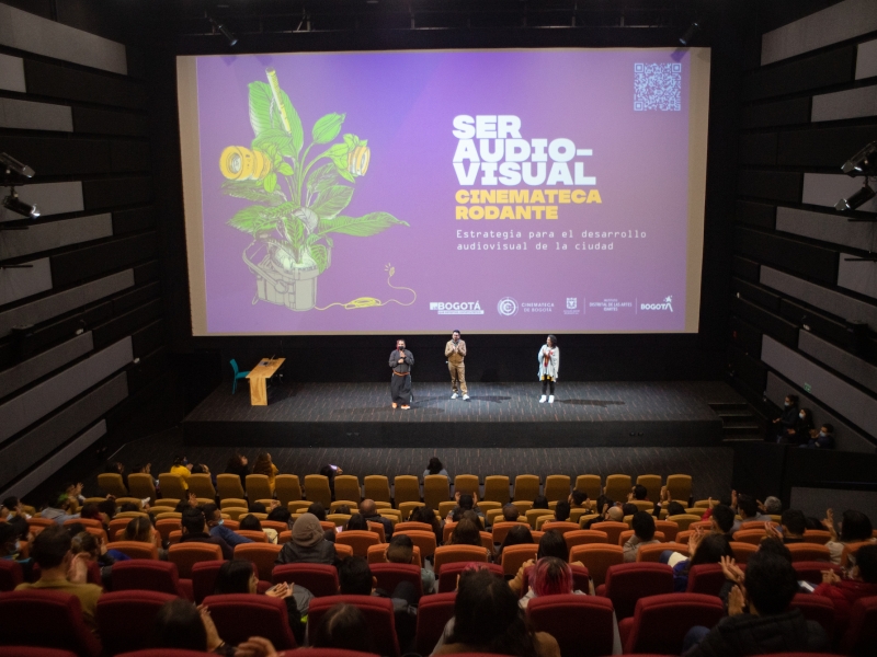 Sala de cine con un conversatorio 